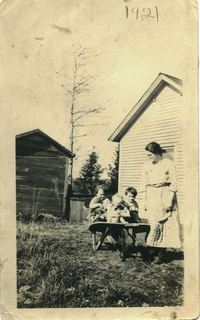 Pearl cobbe and Kids 1921 on Niagara St.